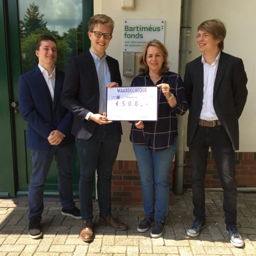 Studenten overhandigen de cheque