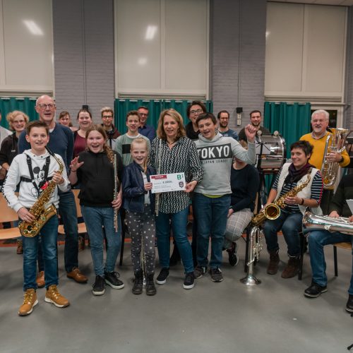 Overhandiging van de cheque door de muzikanten