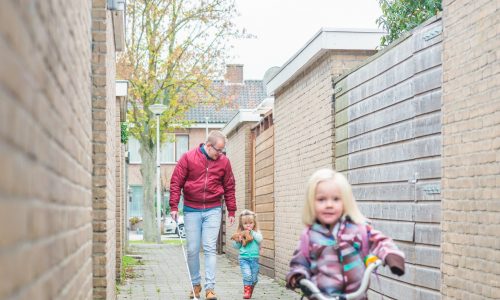 Wolter (slechtziend) met zijn dochters op straat