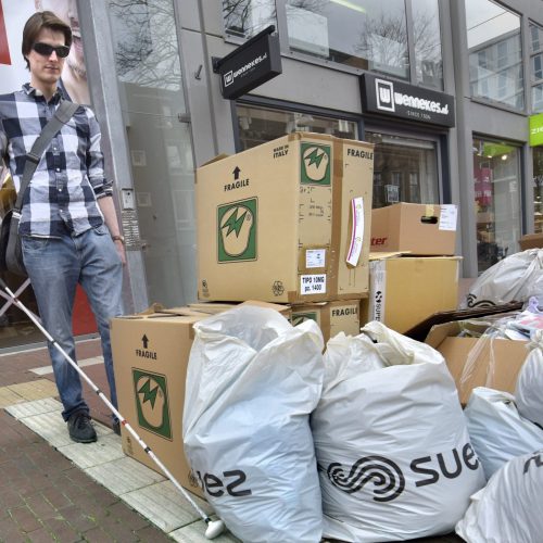 Man met geleidestok bij obstakel op geleidelijn