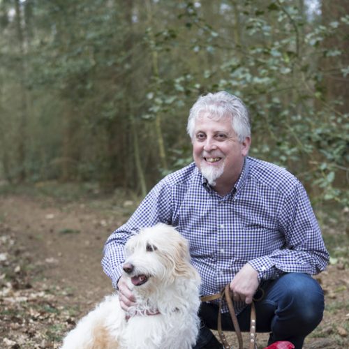 Fred Hissink met zijn hond in het bos