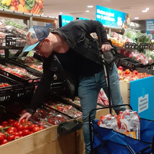 Wolter in de supermarkt met zijn stok en bolderkar