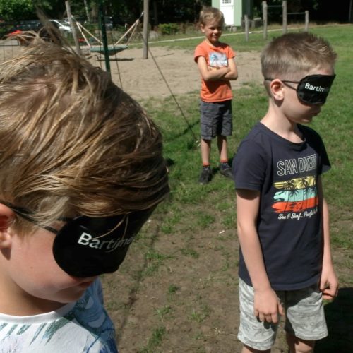 Organiseer een blinde belevingsuitdaging tijdens de
kindernevendienst of jeugdclub.
