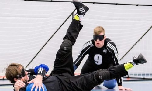 Twee spelers spelen goalball