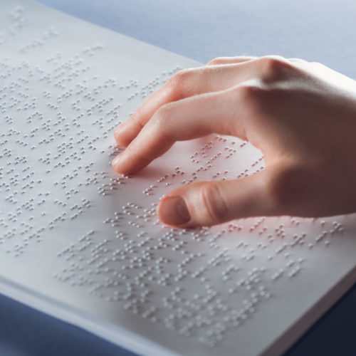 Wat is braille, wie heeft het bedacht en hoe werkt het?
