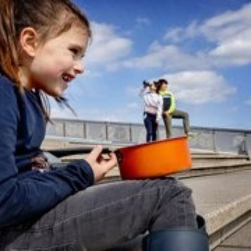 Meisje met steelpan met daarin 2 minimensjes