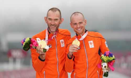 Vincent en Timo tonen hun gouden medaille.