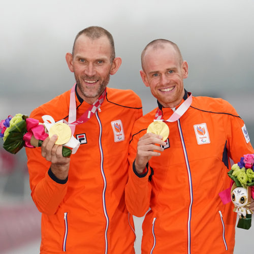 Vincent en Timo tonen hun gouden medaille.