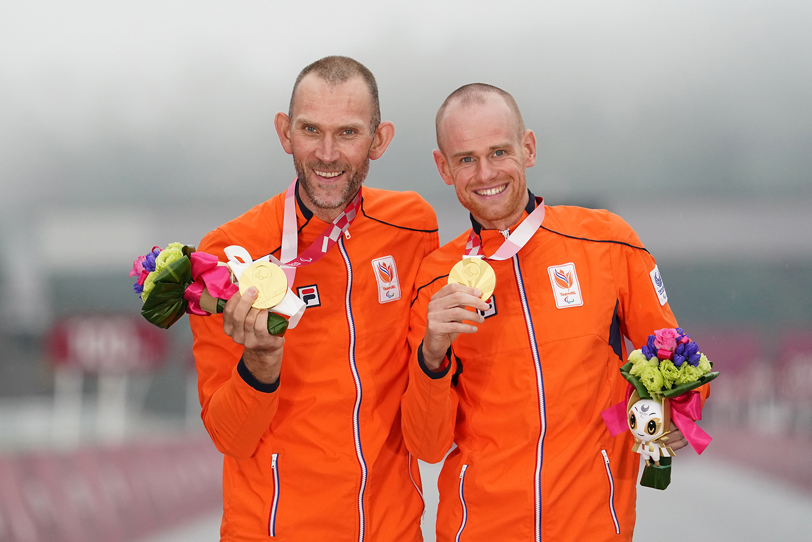 Vincent en Timo tonen hun gouden medaille.