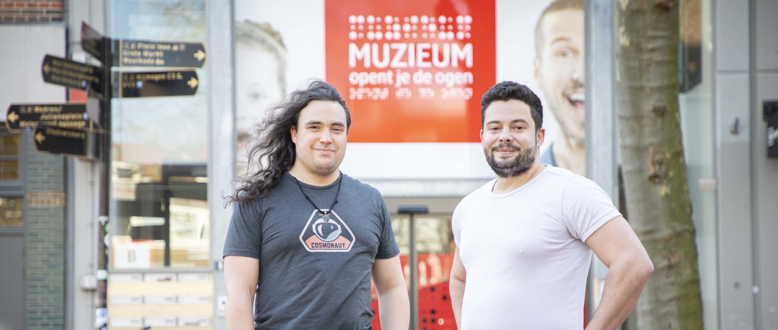 Niek en Tommy voor het uithangbord van het muZIEum