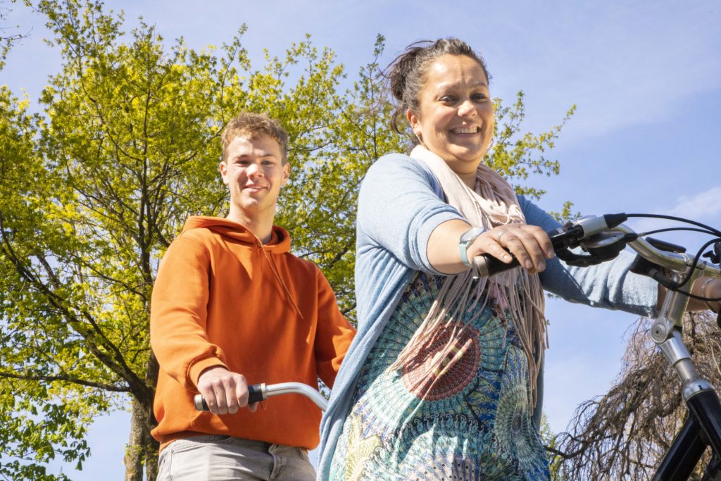 Charlotte en Sem op de tandem