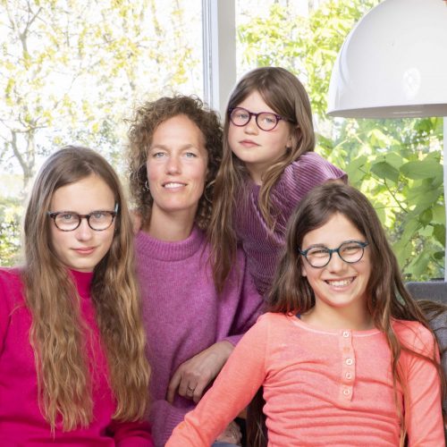 Drie zusjes met een ernstige oogaandoening. Hoe gaat het gezin daarmee om?
