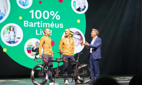 Bert van Leeuwen met Vincent en Timo op het podium van '100% Bartiméus Live!'