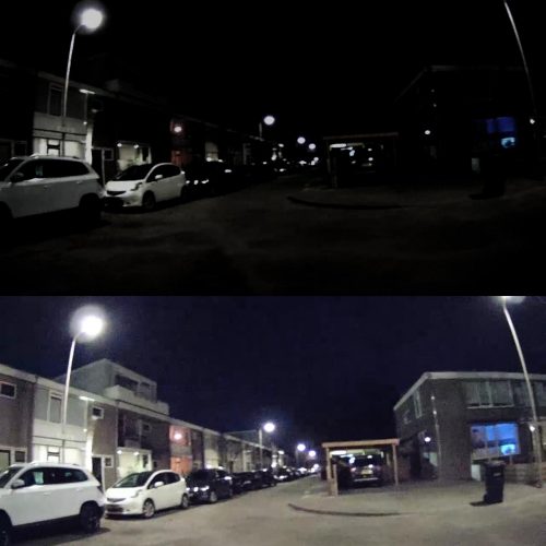 Twee afbeeldingen onder elkaar. Boven een straatbeeld zonder nachtzichtbril - de straat is donker. Daaronder hetzelfde straatbeeld met nachtzichtbril; auto's en huizen zijn zichtbaar.