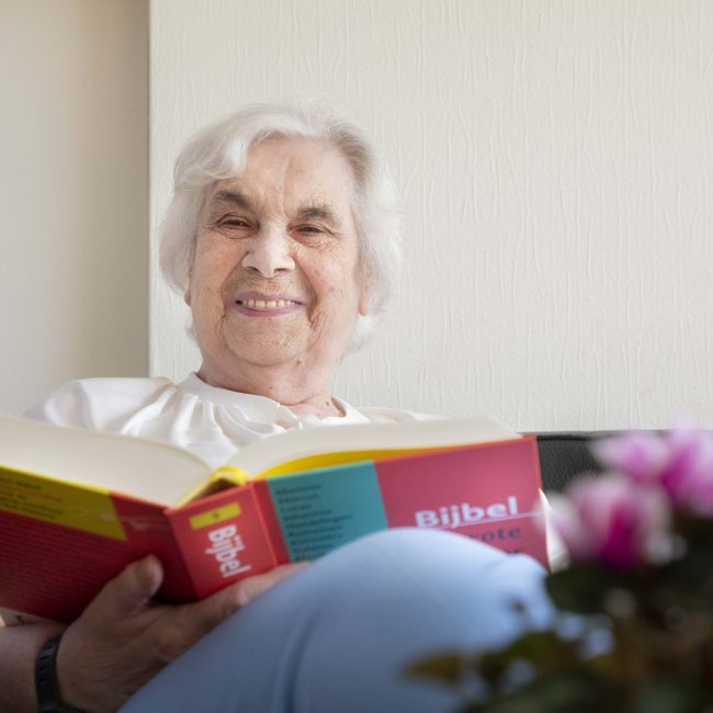 Alie Staal (84) is blij met haar Groot Letter Bijbel