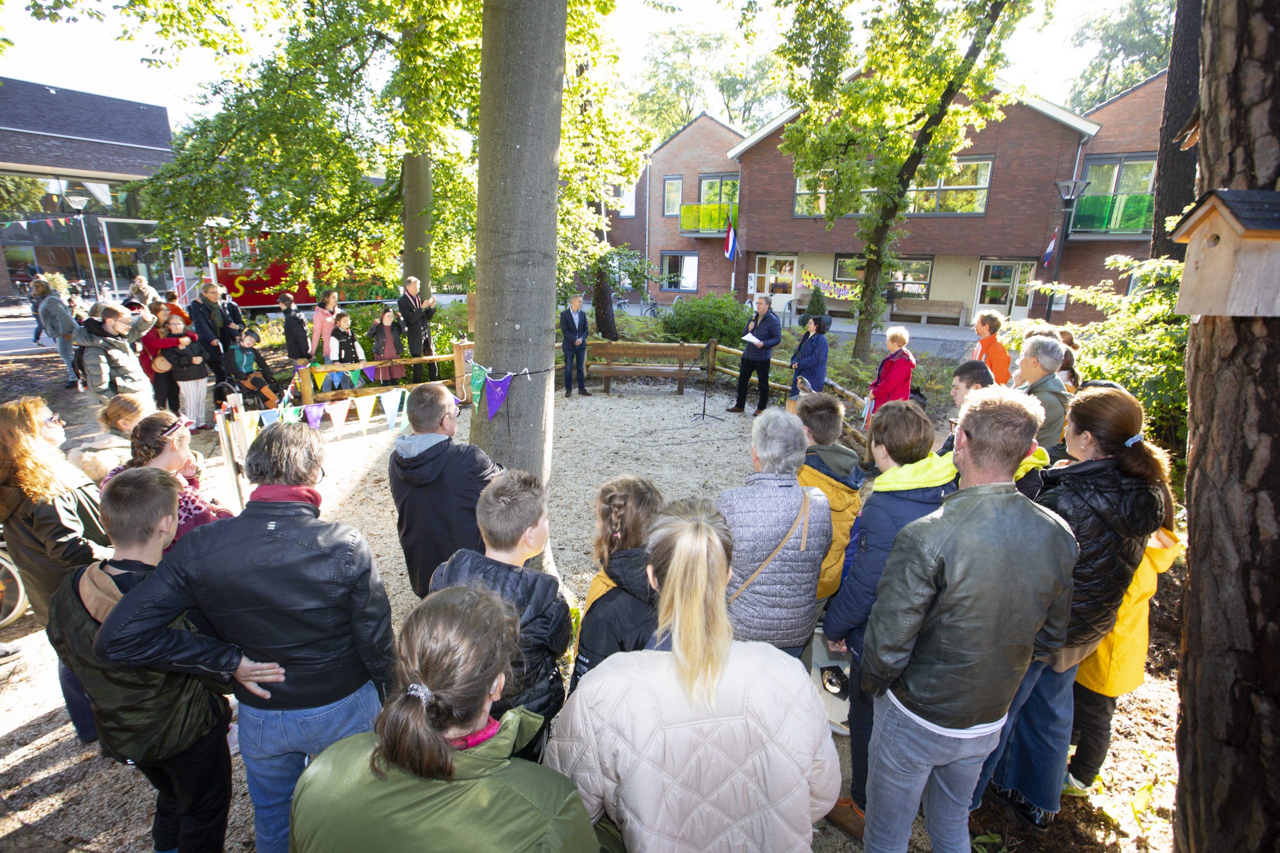 Aanwezigen bij opening Warner-pleintje