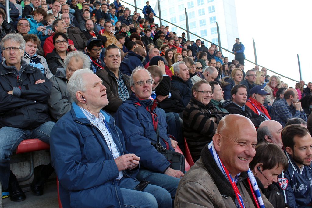 Supporters van FC Utrecht op de blindentribune in stadion De Galgenwaard.