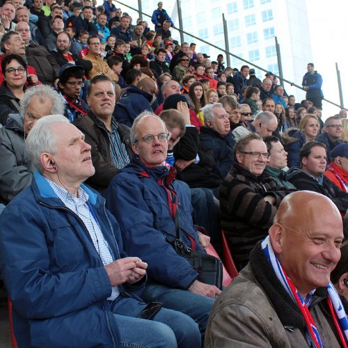 Supporters van FC Utrecht op de blindentribune in stadion De Galgenwaard.