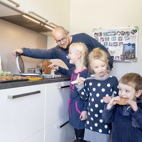 Wolter bakt kniepertjes in de keuken, samen met zijn 3 kinderen.