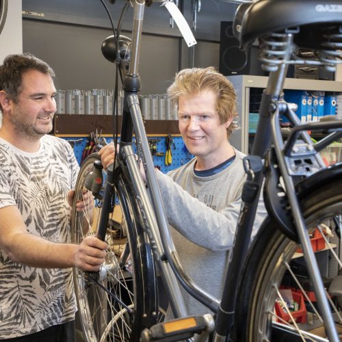 Dennis en Roel bij een te repareren fiets.
