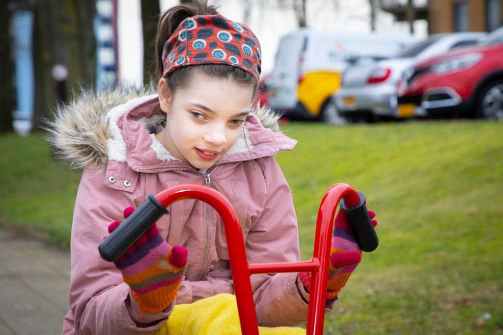 Lola op haar driewieler