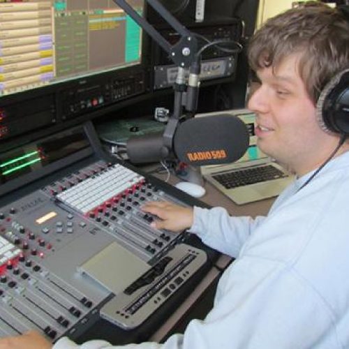 Radio509 dreigt te stoppen! Daarmee verdwijnt een inclusief radiostation waar mensen met een visuele beperking hun talent kunnen inzetten. Help mee!
