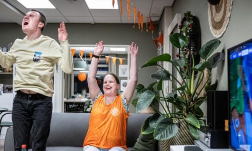 Twee bewoners van Bartiméus juichen als Nederland scoort.