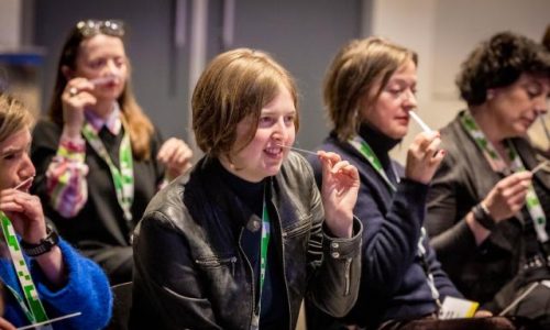 Tijdens het Museumcongres ruiken deelnemers aan papieren geurstrookjes.