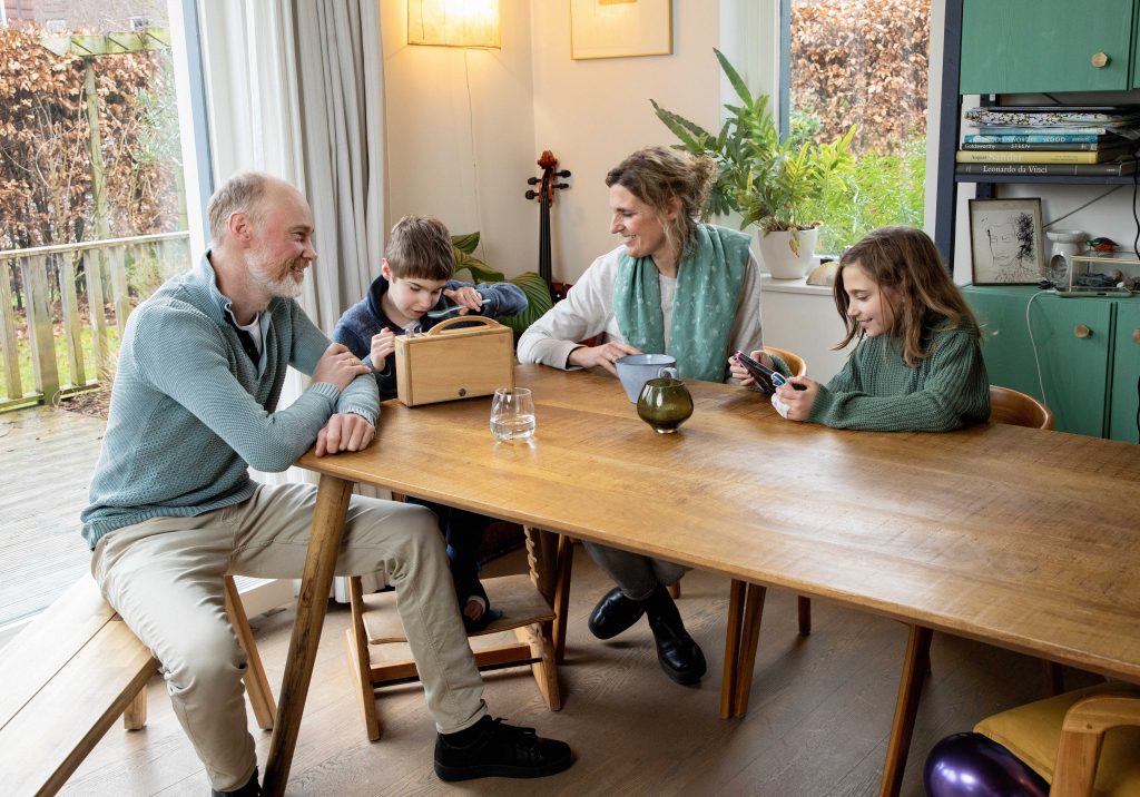 Jonas met zijn ouders en zus.