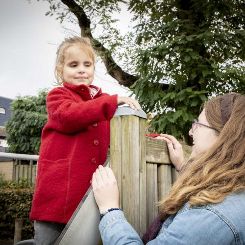 Alleen met jouw steun kunnen we blinde kinderen goed op weg helpen. Bijvoorbeeld met beter oogonderzoek. Doe ook mee en doneer!
