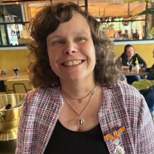 Marjolein met haar lintje opgespeld.