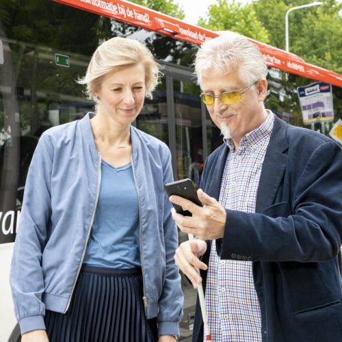 Stel je eens voor dat je niet
kan zien. Hoe vind je dan de weg? Voor mensen met een visuele beperking is dat een enorme uitdaging. Met jouw steun zorgen wij ervoor dat daar verbetering in komt.
