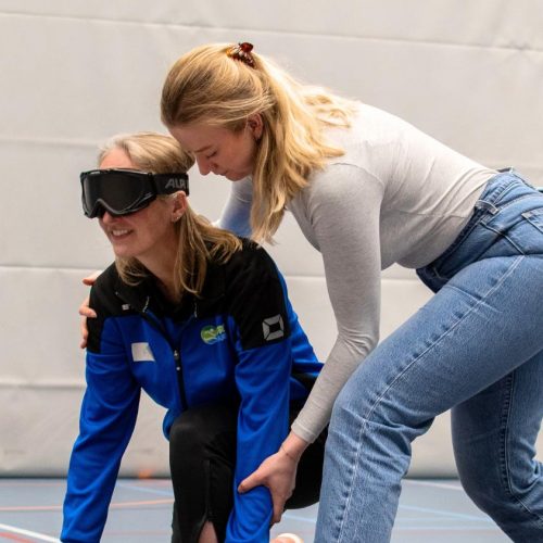 Buurtsportcoaches leren hoe je sporters met een visuele beperking het beste kunt begeleiden en in contact brengt met reguliere sportverenigingen.
