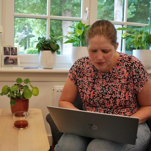 Steeds meer bedrijven vragen hun klanten zelf online van alles te regelen. Zoals het afsluiten van een verzekering. Maar veel websites en apps zijn voor mensen met een visuele beperking niet toegankelijk.
