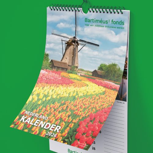 Doneer nu en geef kinderen met een visuele beperking plezier in zwemmen. Bij je gift vanaf 25 euro ontvang je onze Nederland Kalender 2026!
