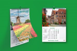 Visual met afbeeldingen van het titelblad en een maandblad van de kalender.