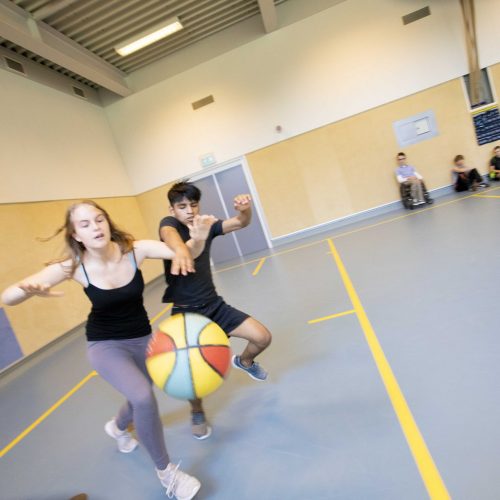 Maak met je kerk aangepaste gymmaterialen mogelijk. Hiermee kunnen leerlingen met een visuele beperking beter meedoen met de gymles!
