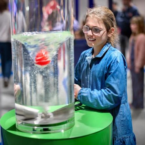 NEMO is een fijn dagje uit voor het hele gezin. Ook voor kinderen die slechtziend of blind zijn. Want in dit toegankelijke museum kan je zoon of dochter helemaal zelf op ontdekkingstocht.
