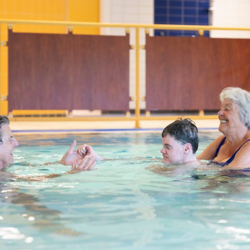 De bewoners van Bartiméus in Doorn zijn dol op ‘hun’ zwembad De Bies. Zoals Eelco. ‘Water is magisch voor hem’, aldus zijn ouders Gerard en Jeannette. 

