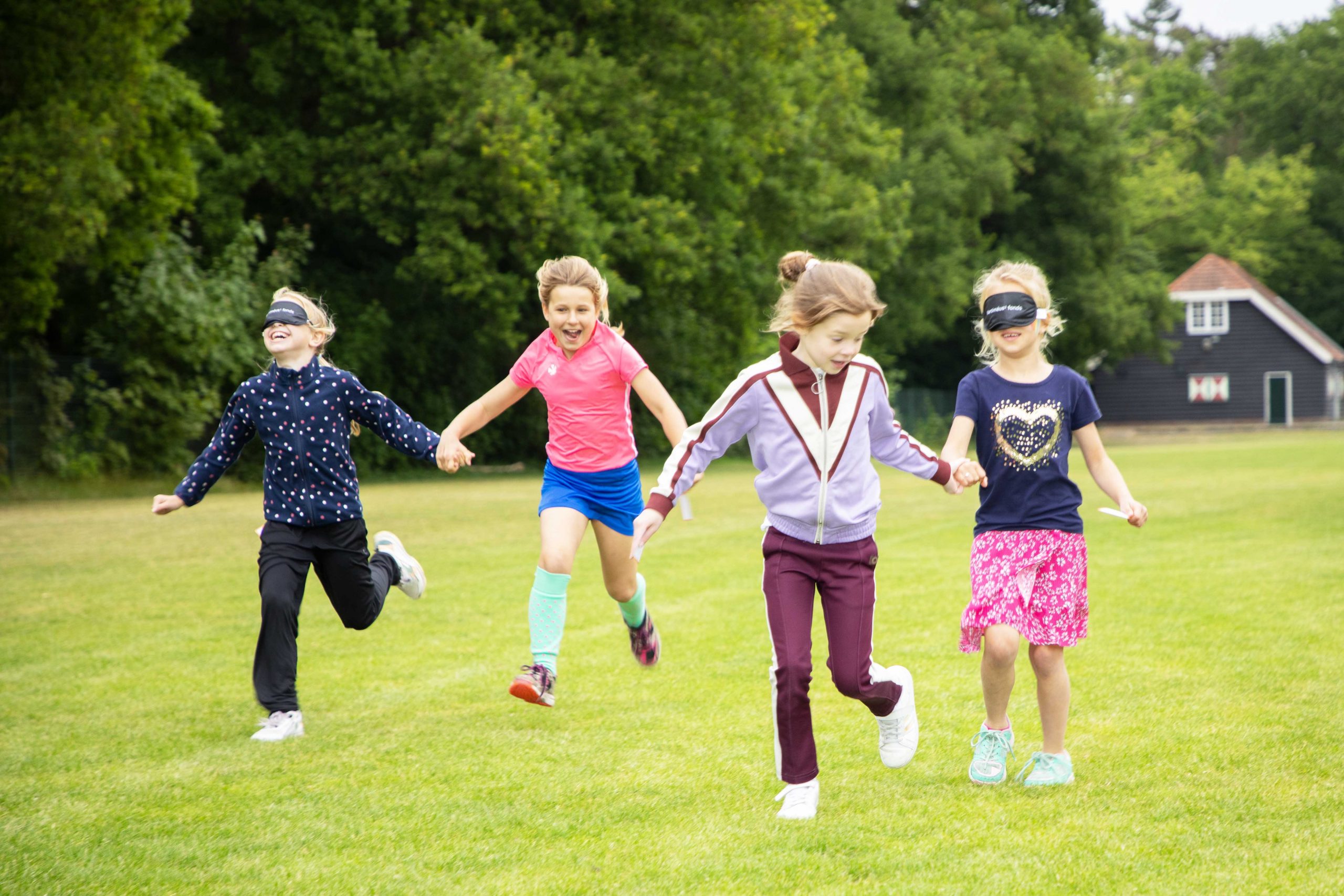 Kinderen bezig met een Blind Run.