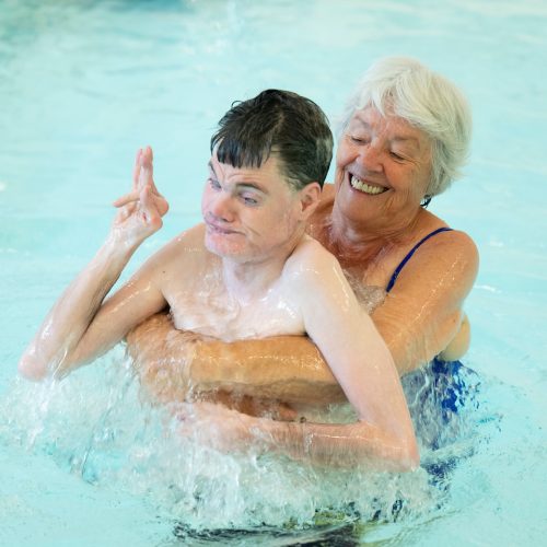 Zwembad De Bies bij Bartiméus in Doorn is heropend. Bewoners en leerlingen kunnen weer heerlijk ontspannen in het water.
