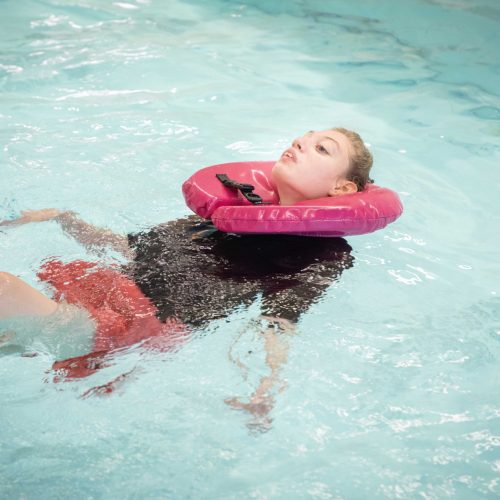 ‘Door haar meervoudige beperking kan Jaïre niet zelfstandig bewegen,’ vertelt haar moeder Rianne. ‘Maar in het water kan ze dat wél en daar geniet ze echt van.’
