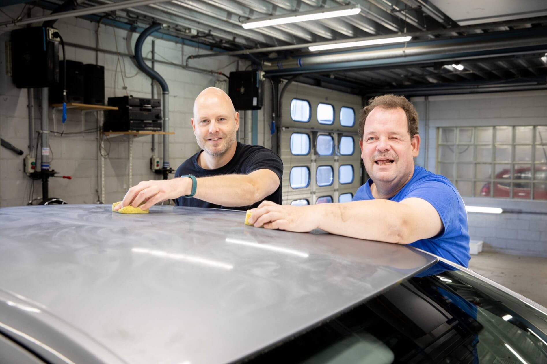 Marco en Harry poetsen een auto - Werken met een visuele beperking in het autopoetsbedrijf van Bartiméus