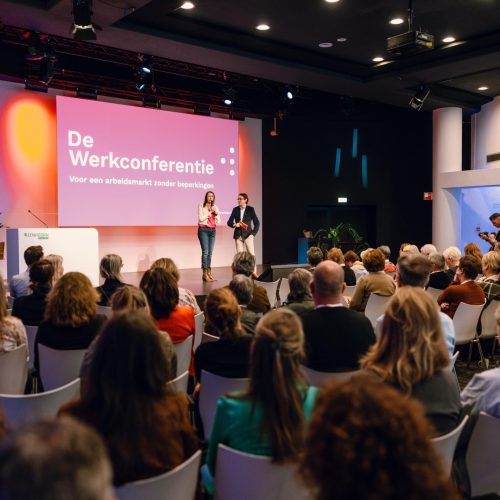 Wil je met je bedrijf bijdragen aan een inclusieve samenleving voor mensen met een visuele beperking – eenvoudig, zichtbaar en met impact? Ontdek meer over onze samenwerking met bedrijven en laat je inspireren!
