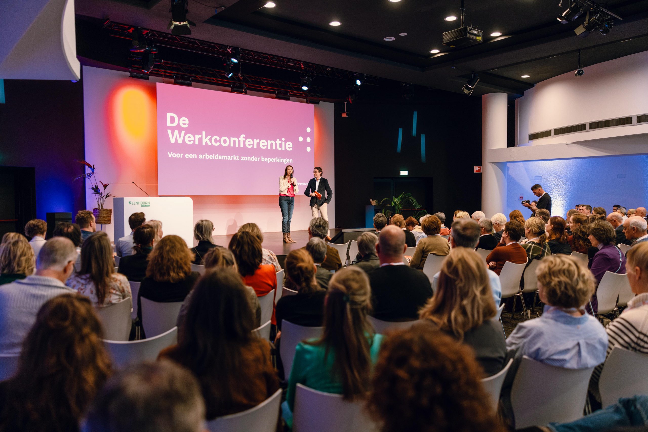 Toehoorders in de zaal bij De Werkconferentie.