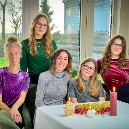 Onze ambassadeur Ayşegül Karaca gaat deze kersttijd langs bij Lenne, Iefke en Fiene. Hoe gaan de zussen ermee om dat ze later blind worden? En hoe kunnen we helpen? Bekijk en beluister het in de video.
