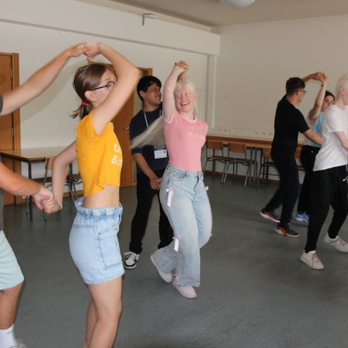 Een internationaal zomerkamp met veel impact. Naast computerskills leren de jongeren zoveel meer: zoals jezelf laten zien en zelfstandig reizen in het buitenland.
