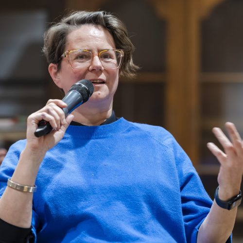 Séverine Kas, toegankelijkheidsexpert bij Accessibility én ervaringsdeskundige, was betrokken bij de ontwikkeling van NEN 9120. Nu leert ze de bouwwereld dat het wél kan.
