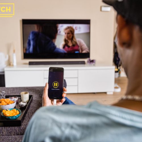 Houdt je zoon of dochter van TV kijken, maar is het soms lastig om het programma goed te volgen? Probeer het dan eens met audiodescriptie.
