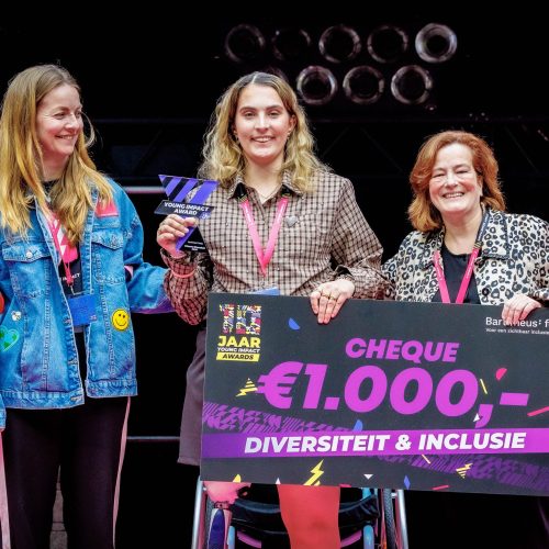 Remke Brand van het Bartiméus Fonds reikte tijdens de Young Impact Summit de Award Diversiteit & Inclusie uit.
